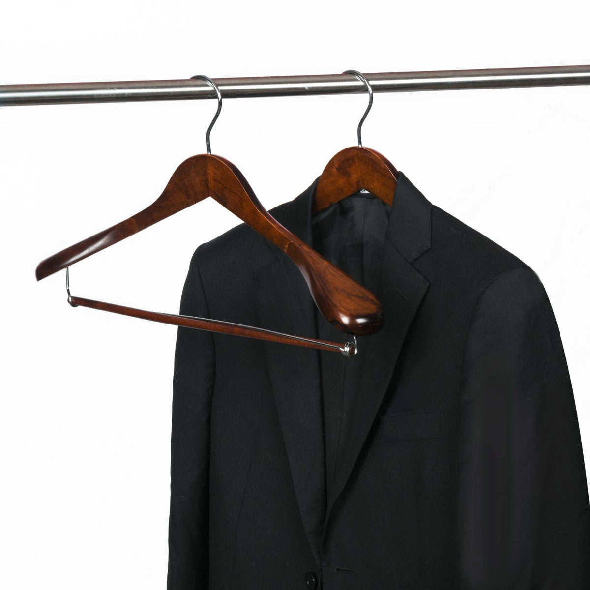 W5701 – Wide-Shoulder Curved Wooden Suit Hanger with Locking Bar – 17.3" – Retro / Chrome Hook