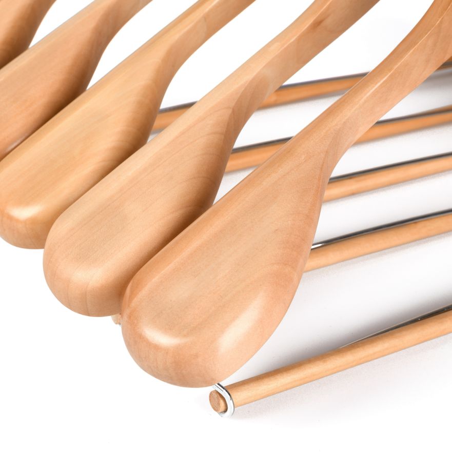 W5901 – Wide-Shoulder Curved Wooden Suit Hanger with Locking Bar – 17.3" – Natural / Chrome Hook